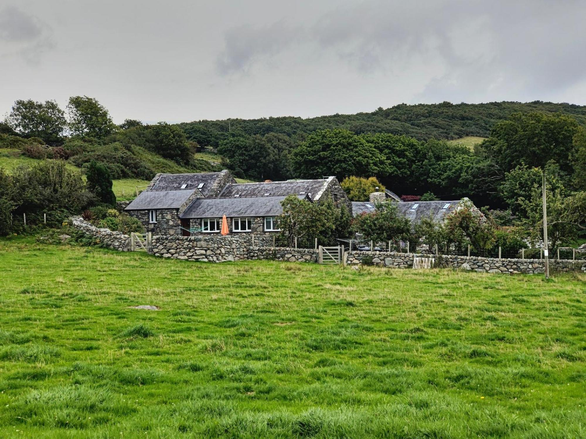 Ty Gwennol Near Gilfach Goch Apartment Ланбедър Екстериор снимка